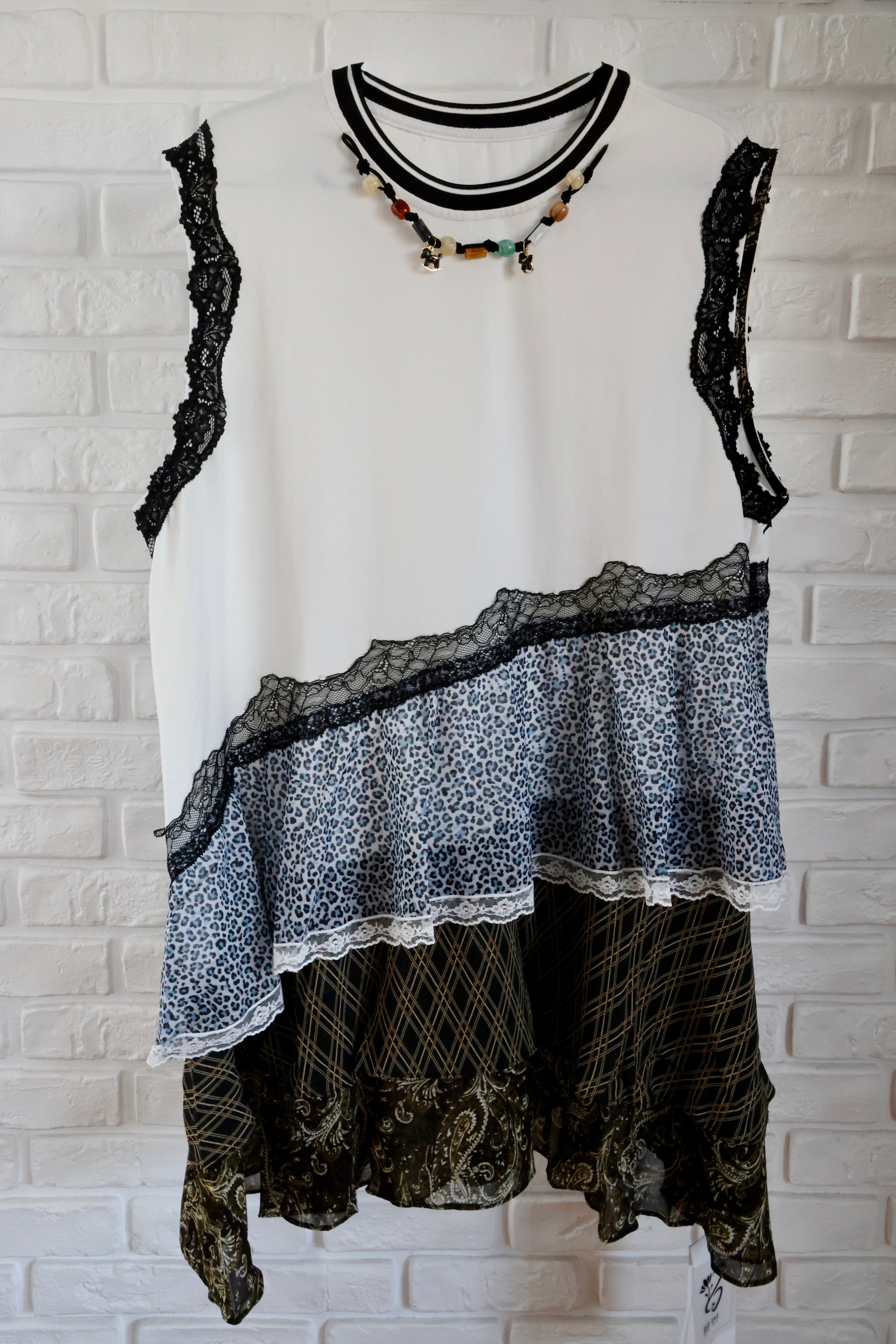 Rochie Albă cu Volane Animal Print și Dantelă