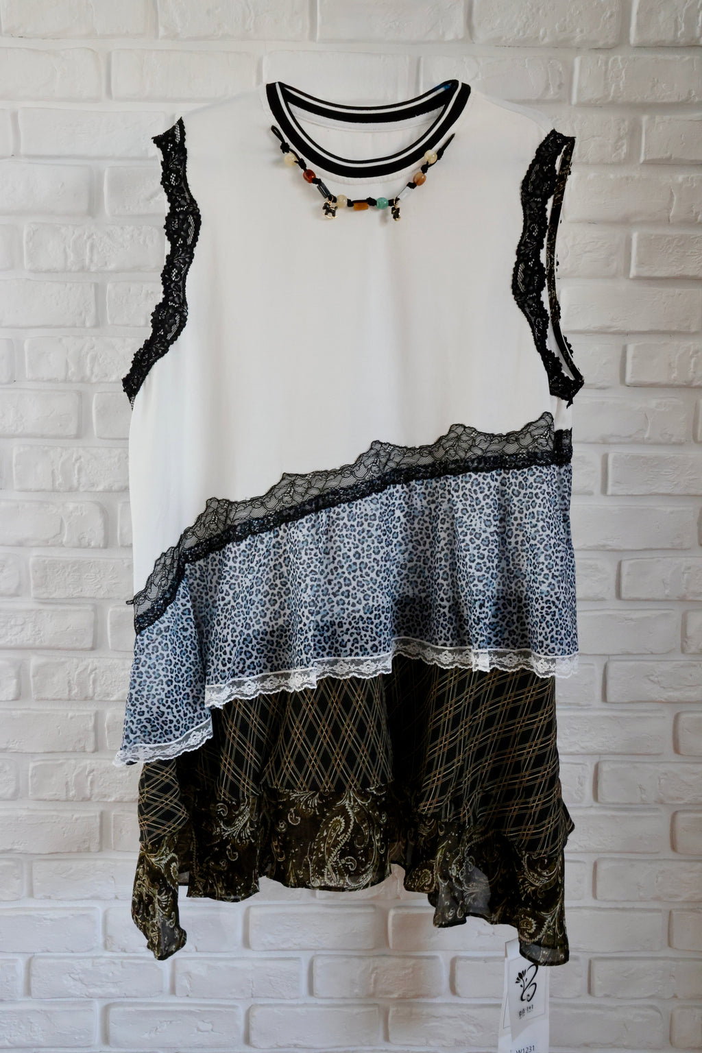 Rochie Albă cu Volane Animal Print și Dantelă