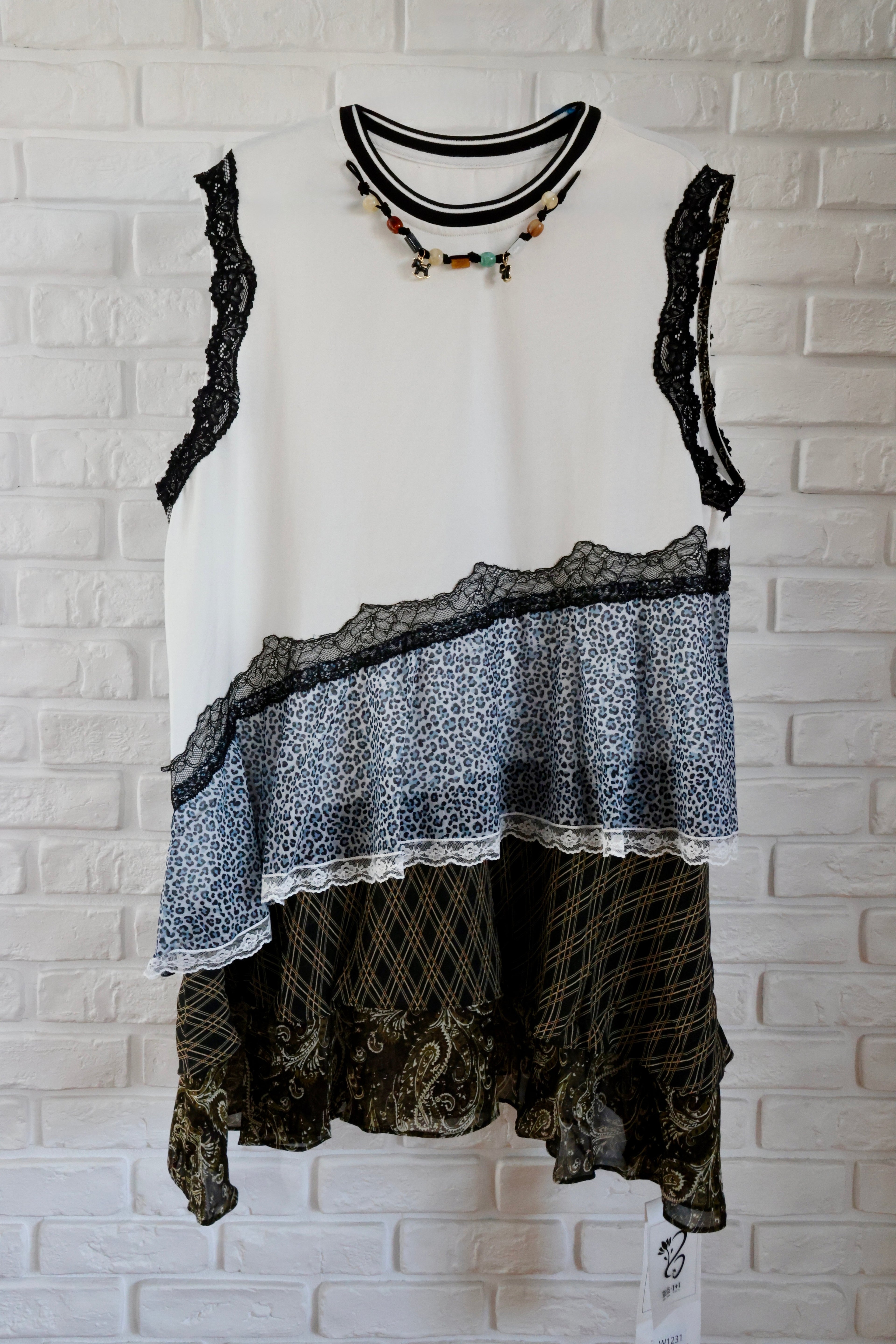 Rochie Albă cu Volane Animal Print și Dantelă
