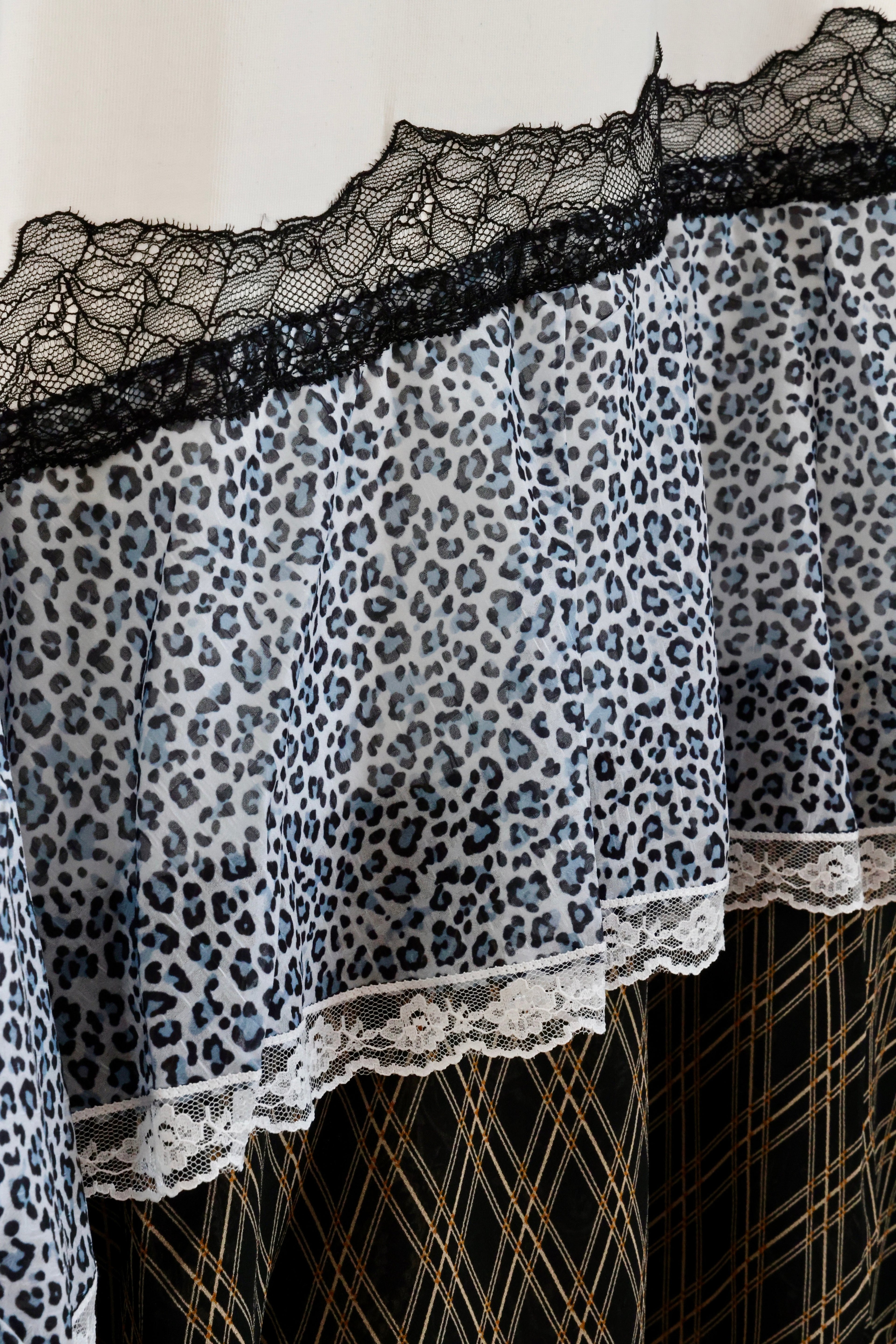 Rochie Albă cu Volane Animal Print și Dantelă