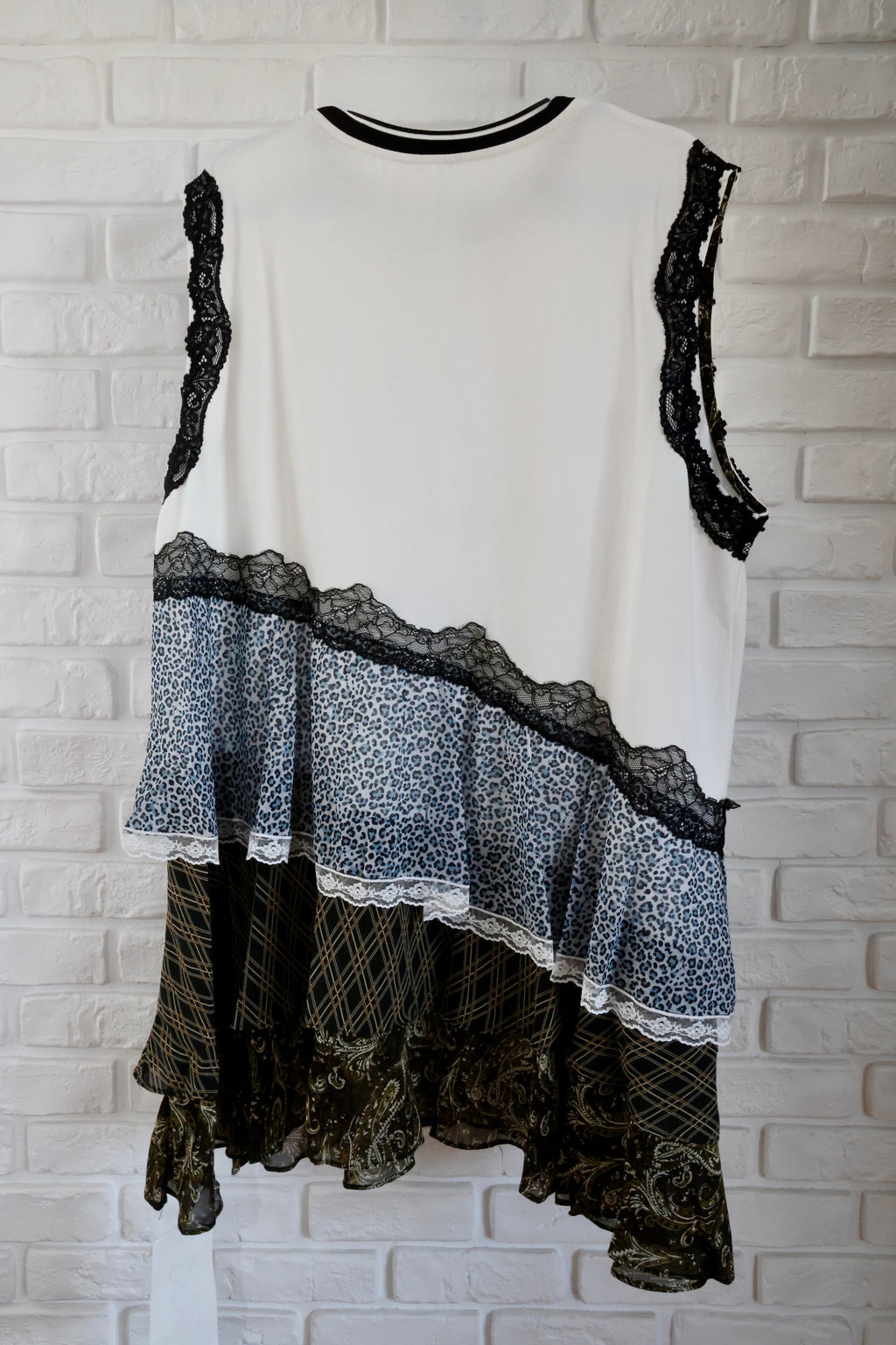 Rochie Albă cu Volane Animal Print și Dantelă