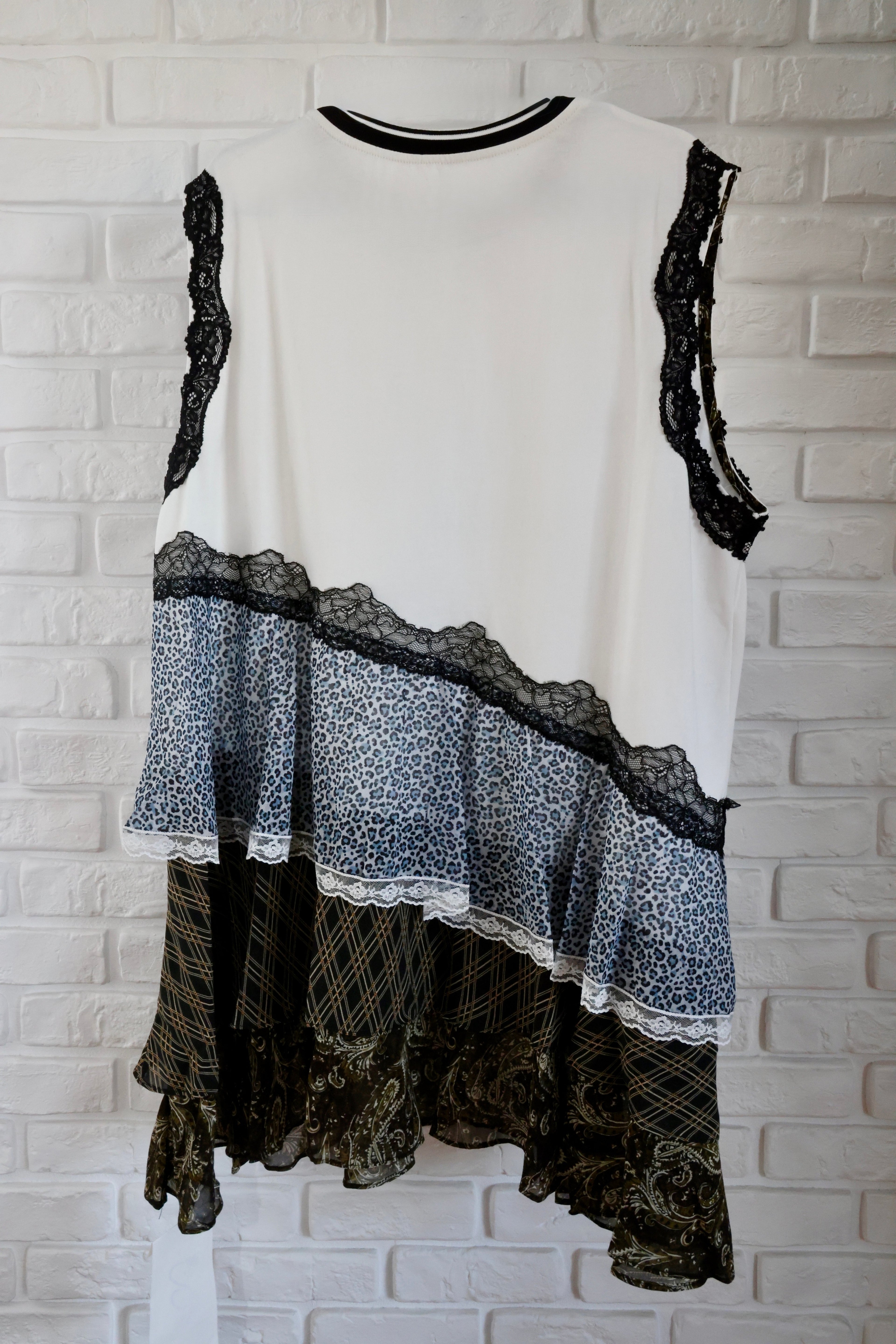 Rochie Albă cu Volane Animal Print și Dantelă