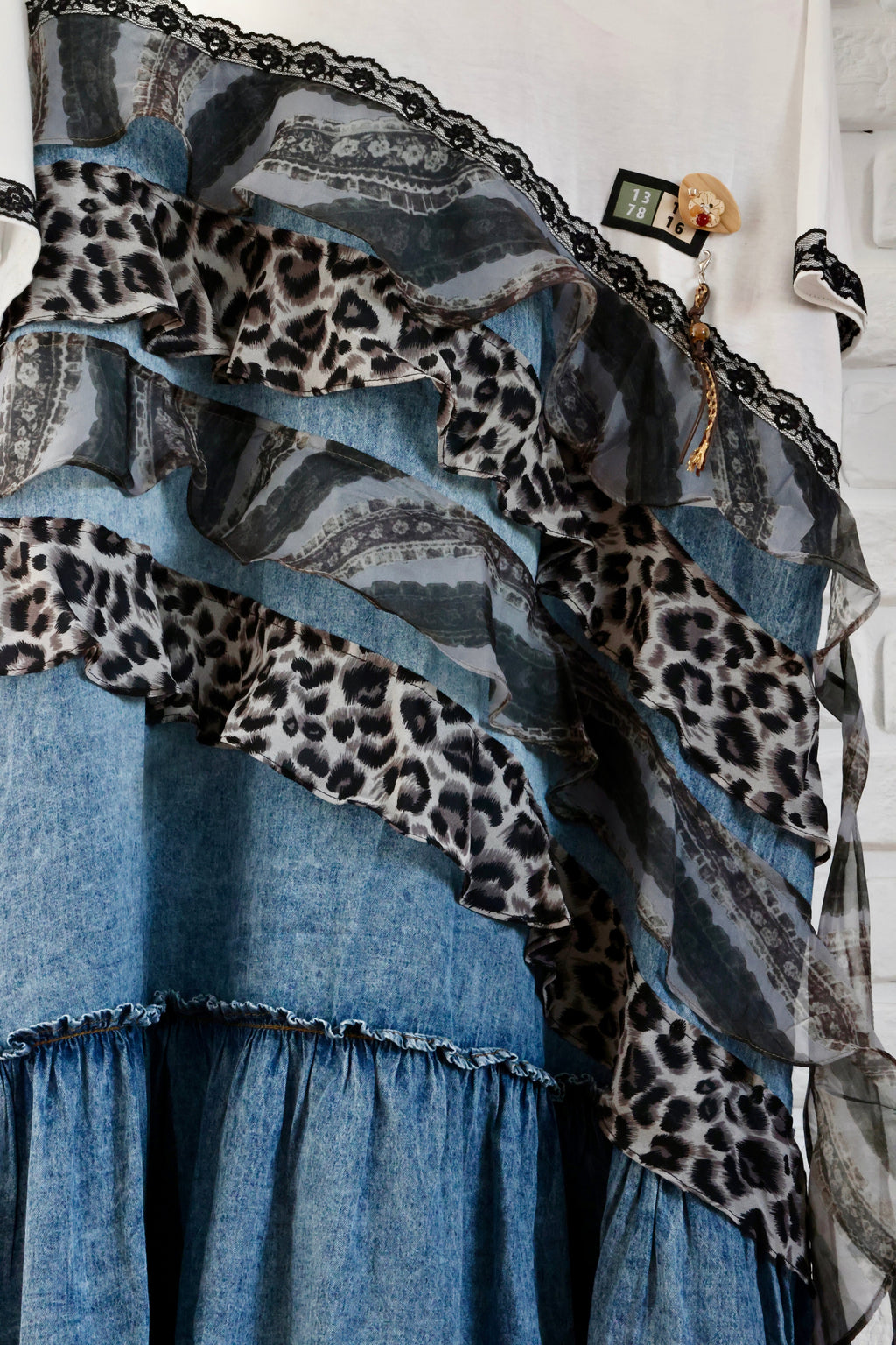 Rochie Denim Statement cu Volane Animal Print și Colier
