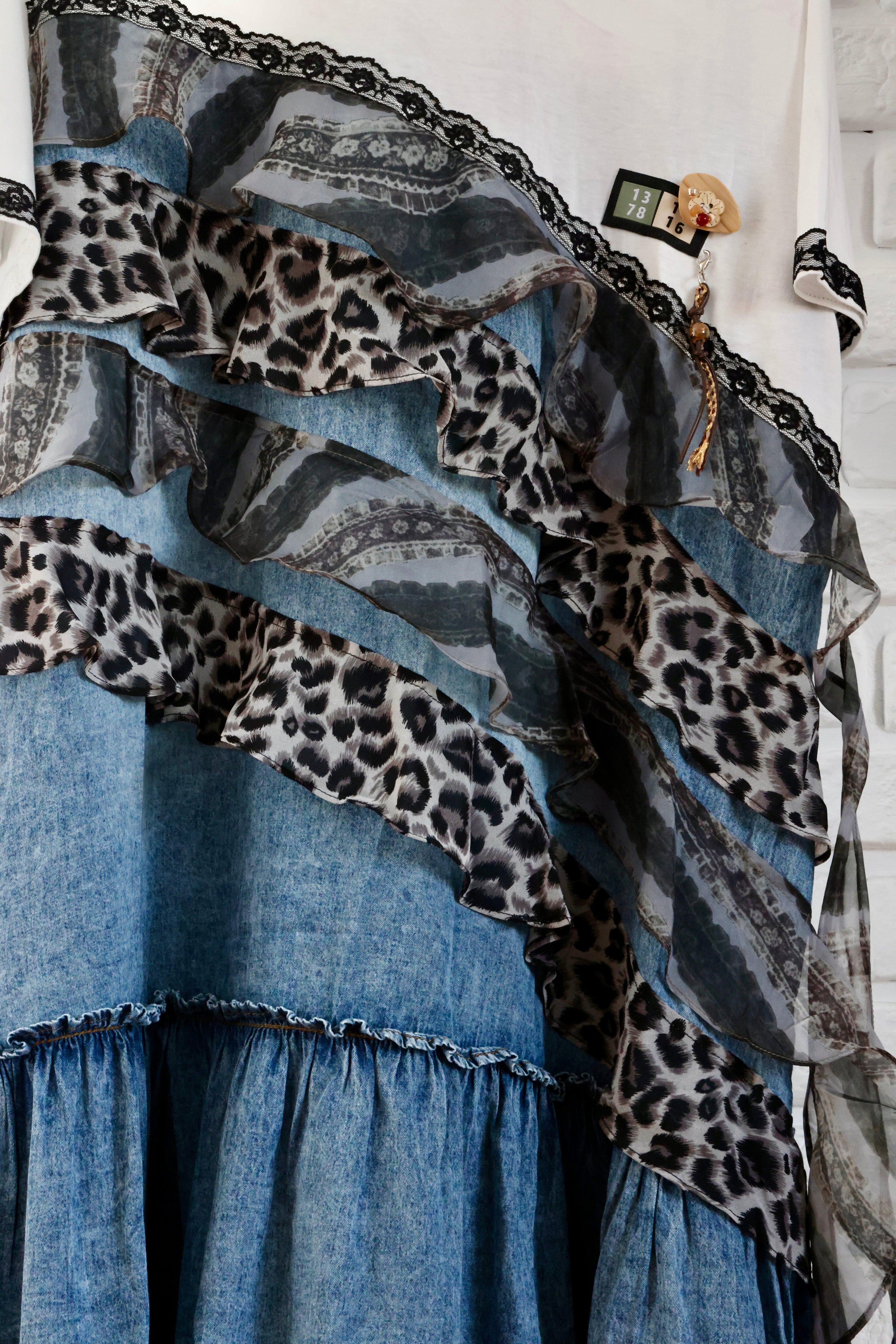 Rochie Denim Statement cu Volane Animal Print și Colier
