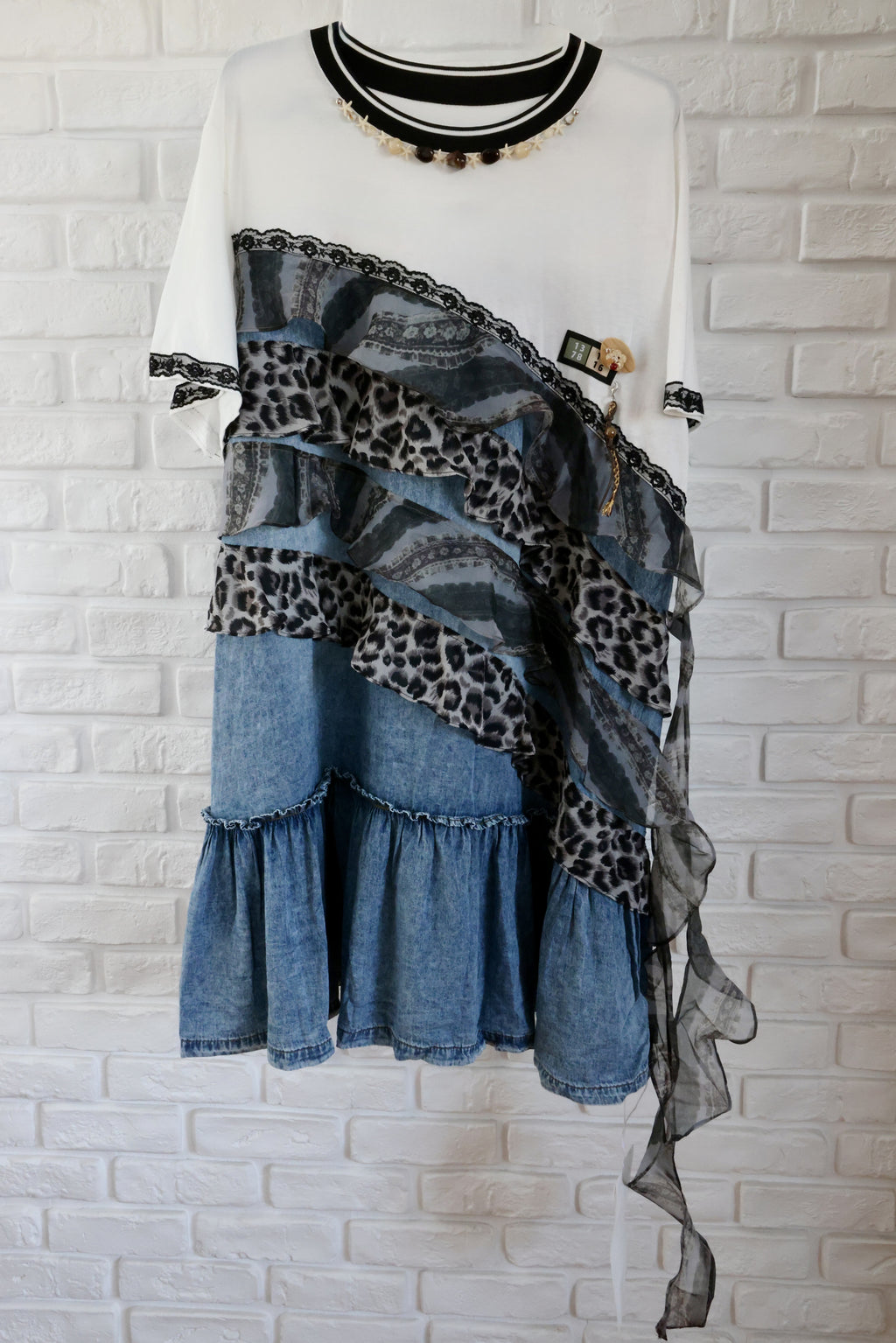 Rochie Denim Statement cu Volane Animal Print și Colier