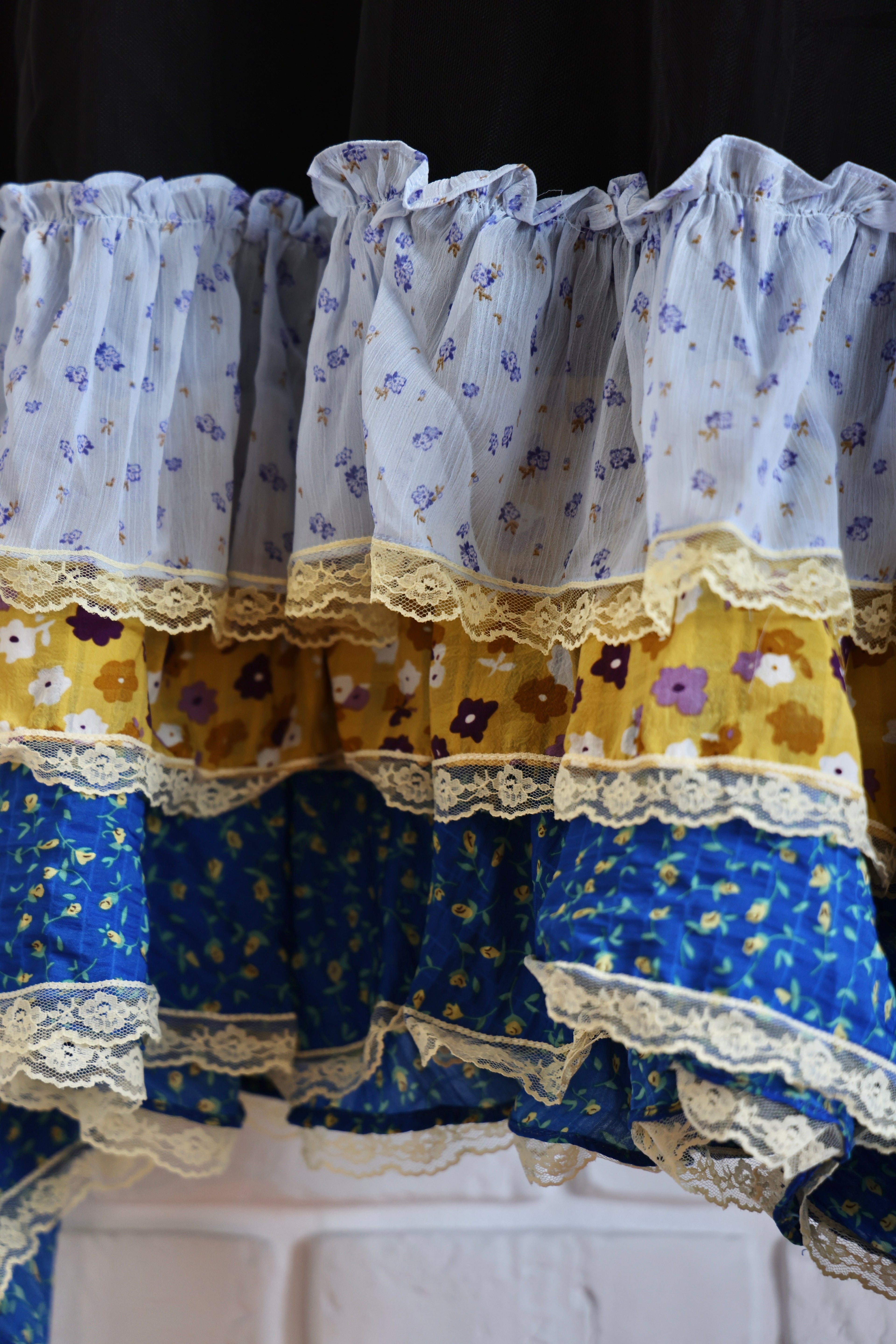 Rochie Neagră cu Aplicație Inimă și Volane Florale Multicolore