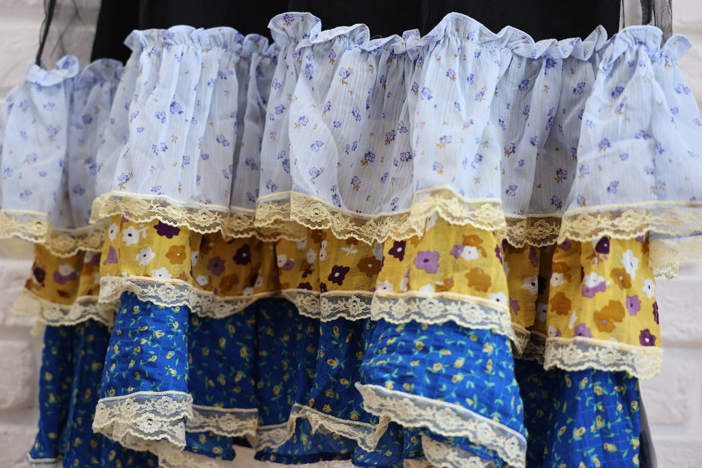 Rochie Neagră cu Aplicație Inimă și Volane Florale Multicolore