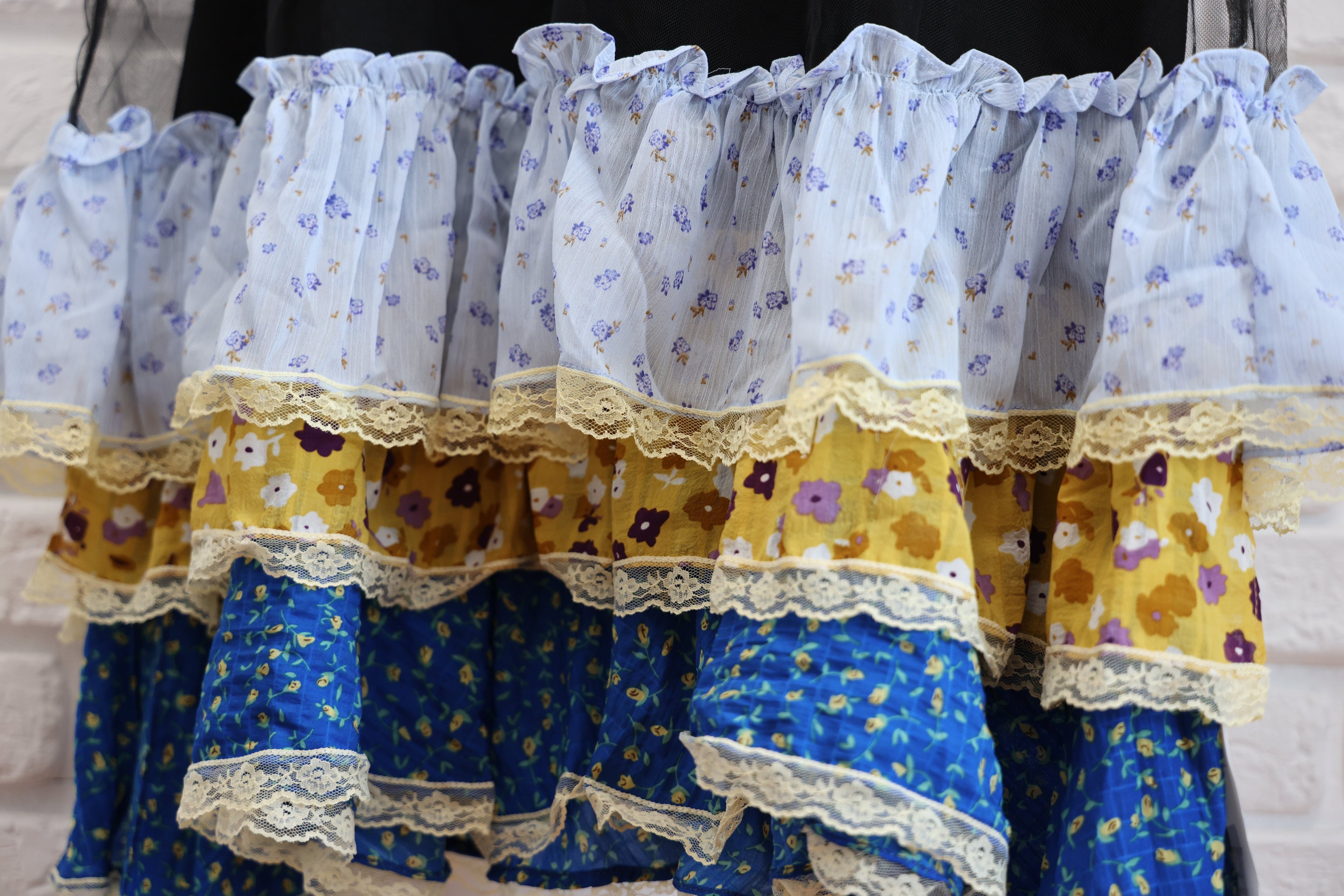 Rochie Neagră cu Aplicație Inimă și Volane Florale Multicolore