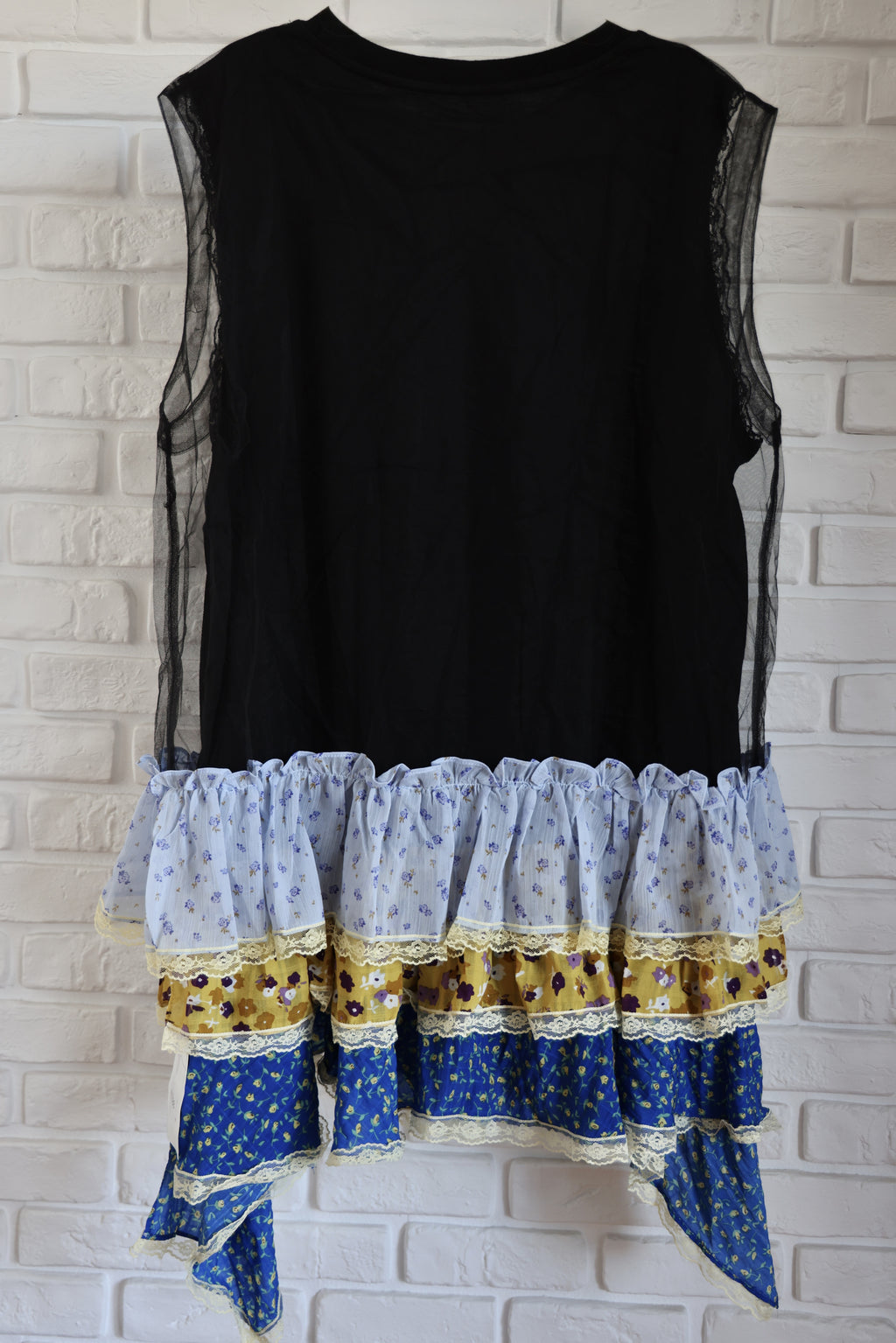 Rochie Neagră cu Aplicație Inimă și Volane Florale Multicolore