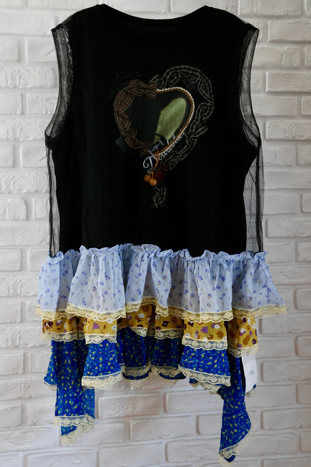 Rochie Neagră cu Aplicație Inimă și Volane Florale Multicolore