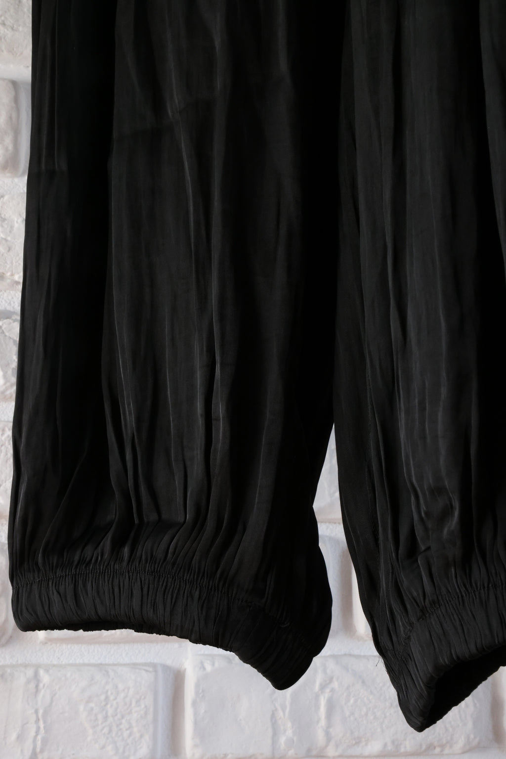 Pantaloni Satinați Plisați, Talie și Manșetă Elastică