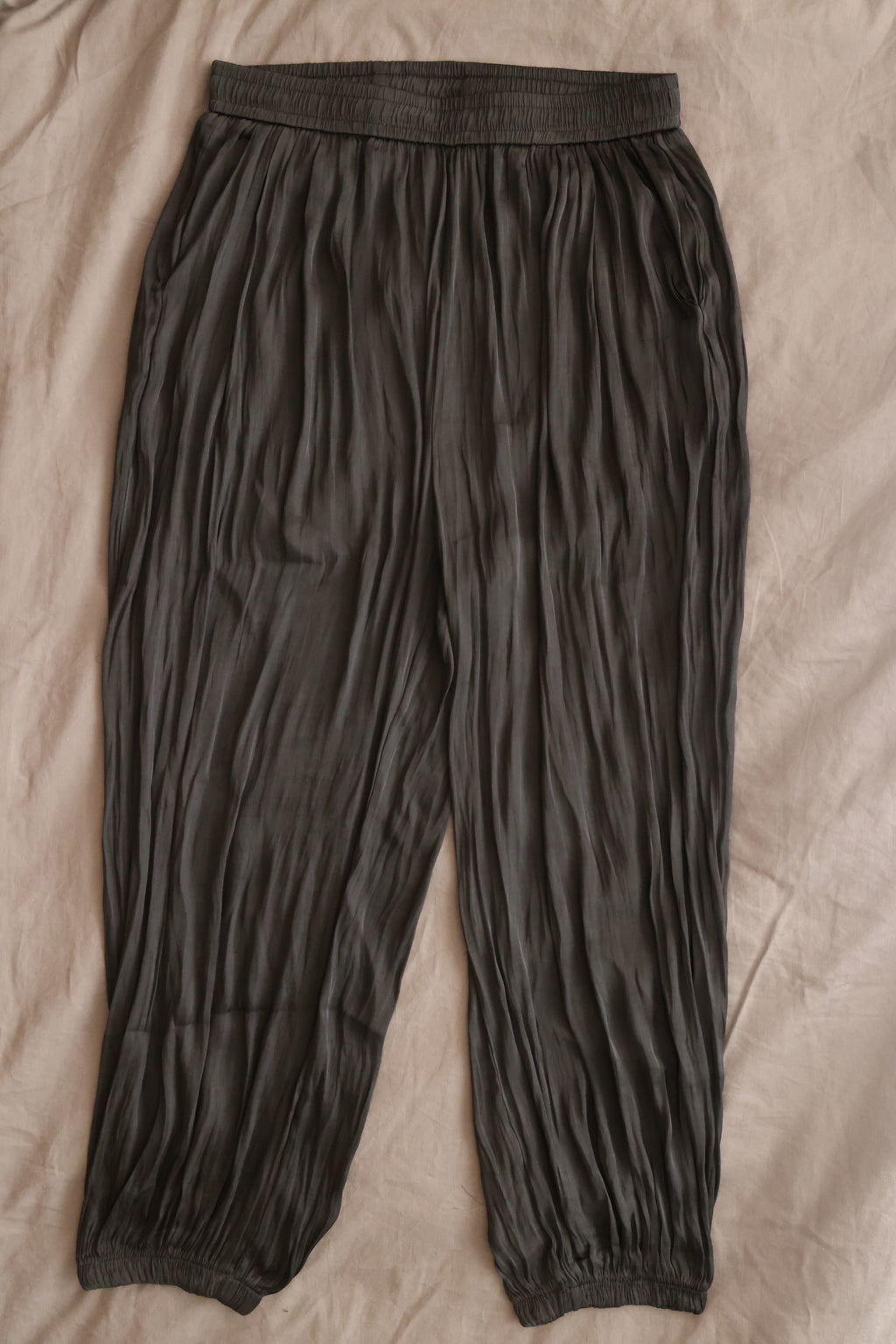 Pantaloni Satinați Plisați, Talie și Manșetă Elastică