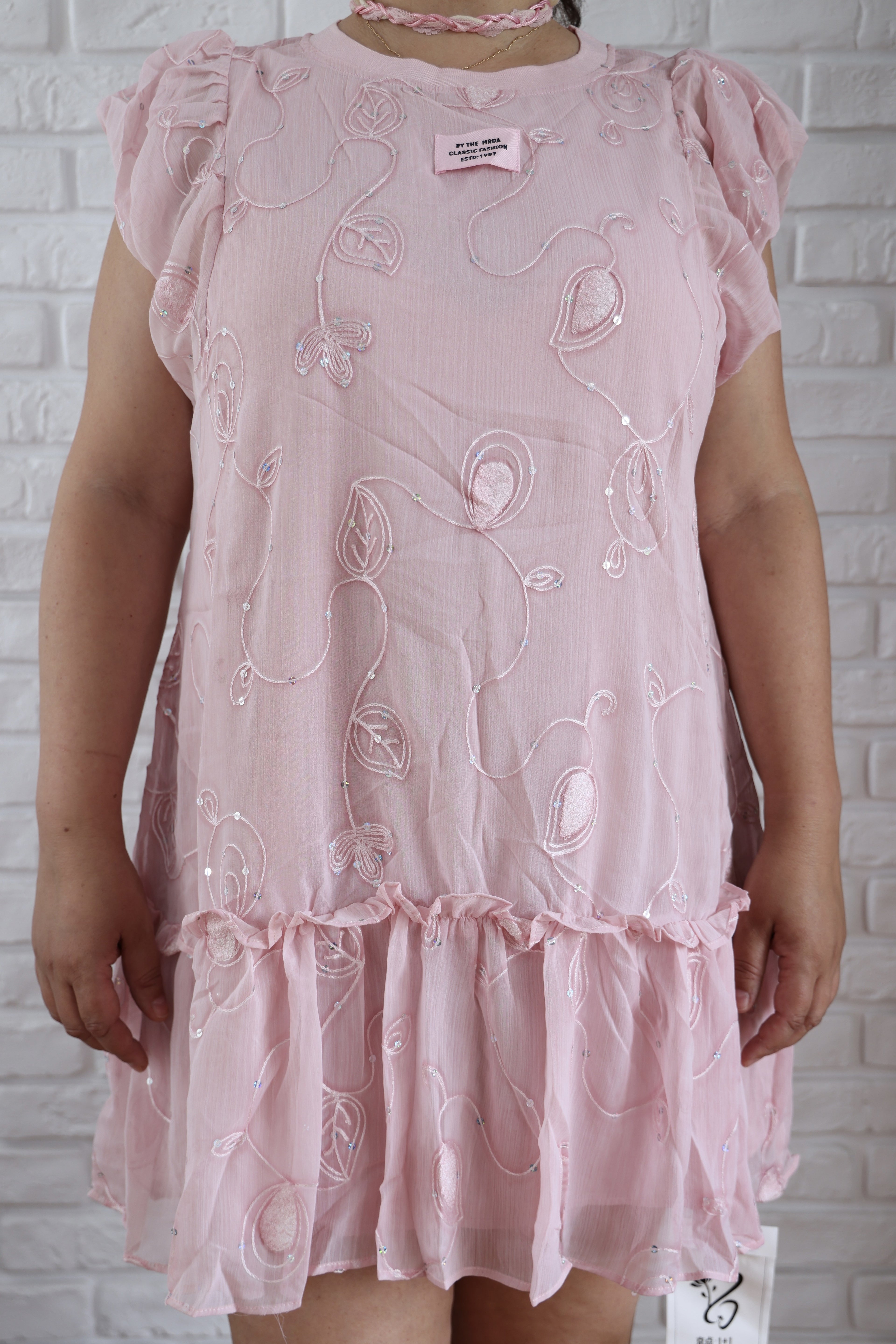 Rochie Roz Pudră cu Broderie Florală și Paiete