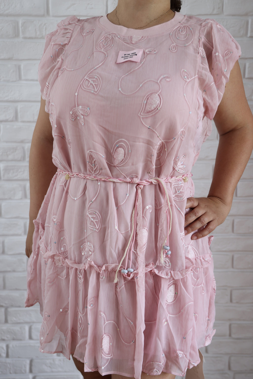 Rochie Roz Pudră cu Broderie Florală și Paiete