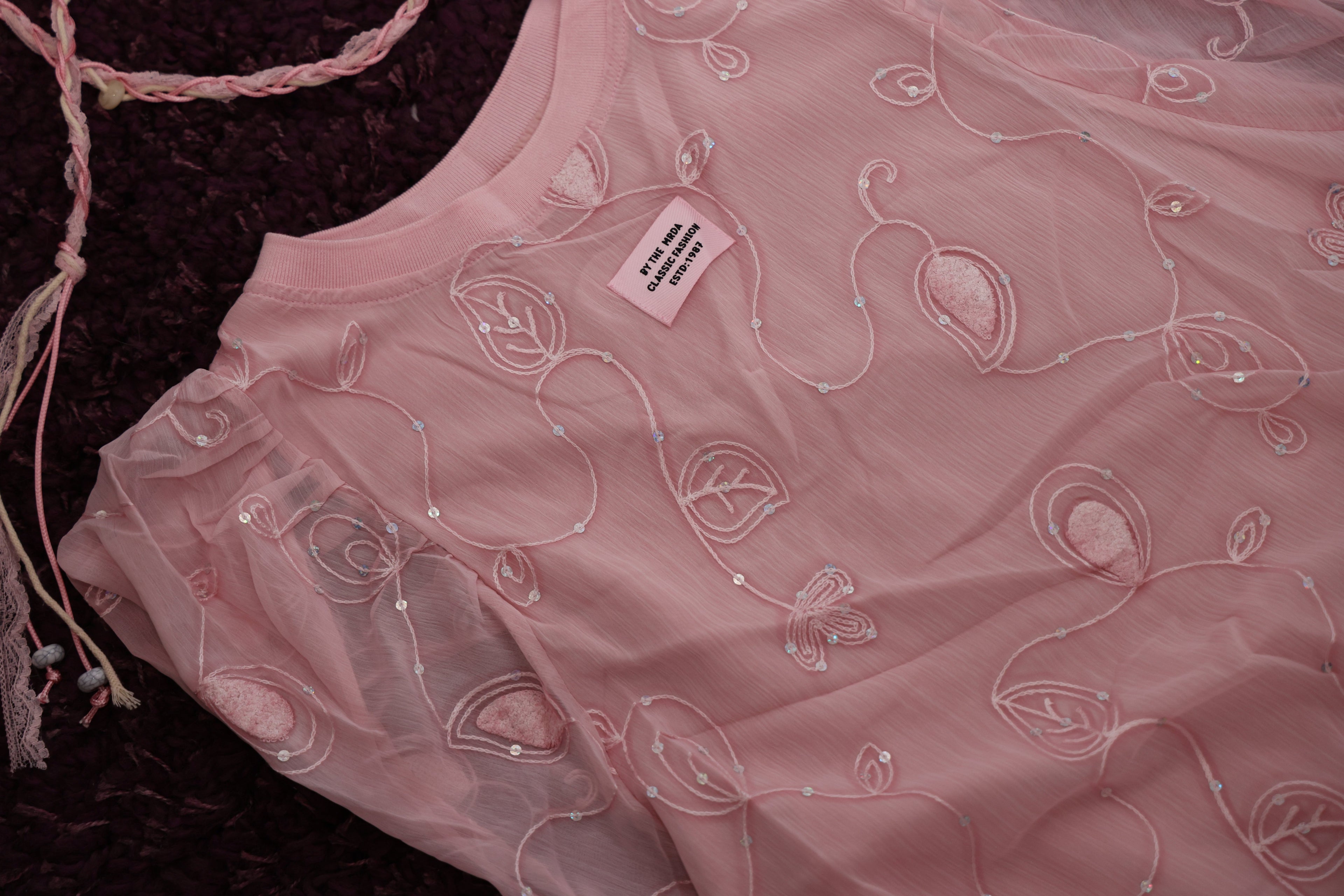 Rochie Roz Pudră cu Broderie Florală și Paiete